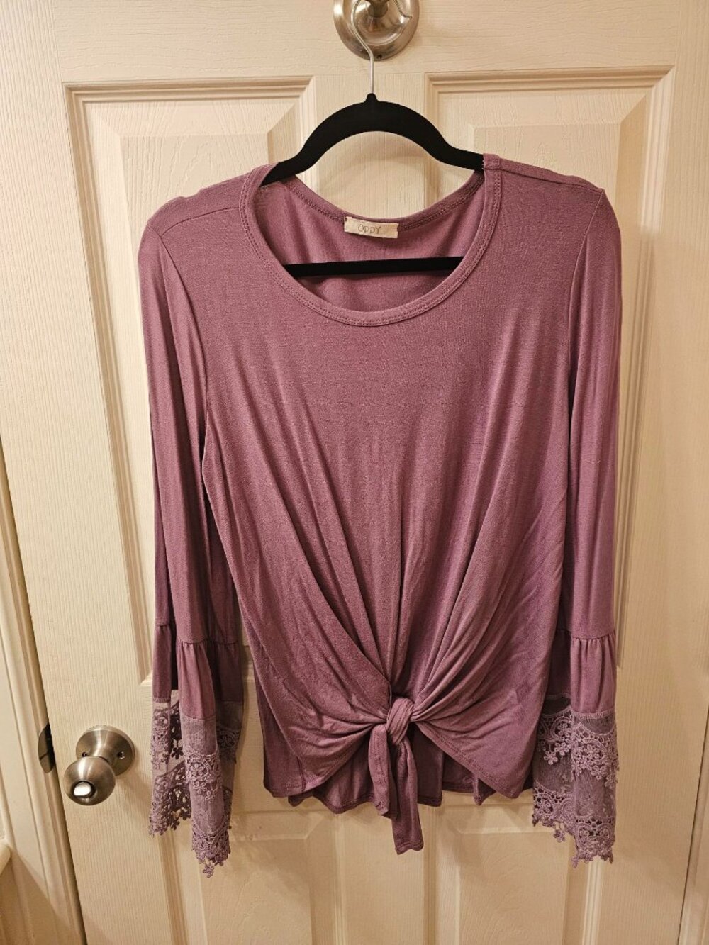 NWOT Oddy Medium Purple Long Sleeve Blouse w / Lace Detail on Cuffs